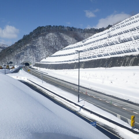 トンネル湧水利用ヒートポンプシステム